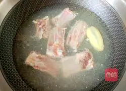 Illustration of how to make pork ribs and lotus root soup 2