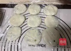 Illustration of how to make scallion pancakes 6