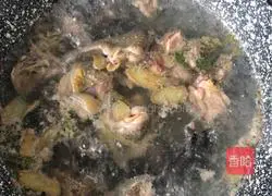 Illustration of how to make bitter pig belly and chicken soup 3