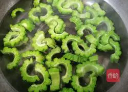 Illustration of how to make stir-fried bitter melon with shrimps 4