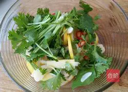 Illustration of how to make spicy and sour chicken feet 12