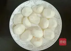 Illustration of making water chestnut corn and pork bone soup 1