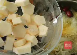 Illustration of how to make yam, red dates and white fungus soup 8