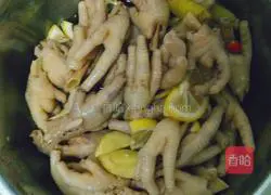 Illustration of how to make pickled pepper chicken feet 5