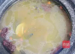 Illustration of how to make nourishing black-bone chicken and yam soup 11