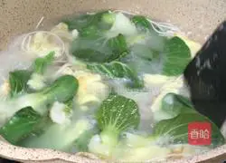 Illustration of how to make vegetable, egg and shredded pork noodle soup 8