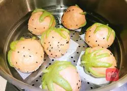 Illustration of how to make vegetable juice and strawberry steamed buns 17