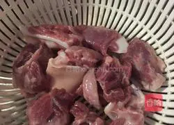 Illustration of how to make Sichuan scallop, sea coconut, rock sugar and snow pear stewed lean pork soup 1