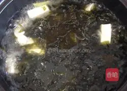 Illustration of how to make seaweed and tofu soup 4