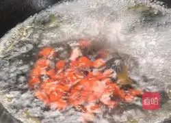 Illustration of how to stir-fry diced ham with colorful vegetables 6