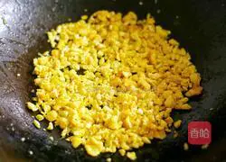 Illustration of how to make crystal leek and egg dumplings 5