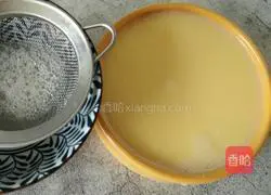 Illustration of how to make steamed eggs with peas and shrimps 4