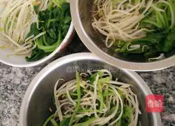 Illustration of how to make noodles with oil 4