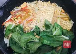 Illustration of how to make instant noodles with mixed vegetables 7