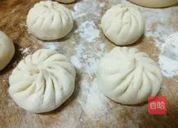 Illustration of how to make sauced pork buns 14
