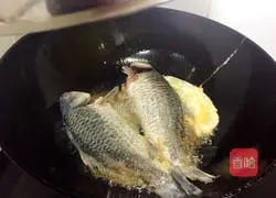 Illustration of how to make crucian carp shredded radish soup 4