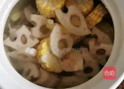 Corn, lotus root and pork ribs soup recipe 5