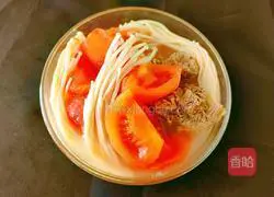 Illustration of how to make enoki mushroom, tomato and coconut juice beef bone soup 15