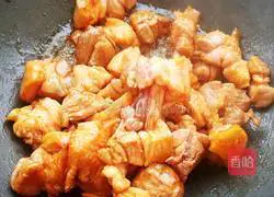 Illustration of how to roast pig's feet with peanuts 6