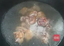 Illustration of how to make pig's feet and soybean soup 3