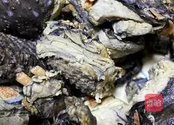 Illustration of how to make spicy stir-fried black chicken 1