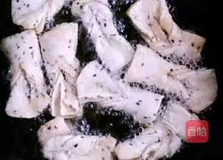 Illustration of how to make Tianjin snacks with fork 6