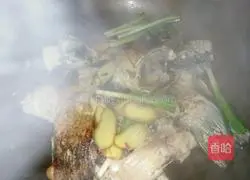 Illustration of how to make crucian carp tofu soup 2