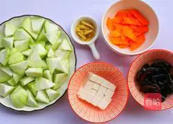 Illustration of how to make loofah, tofu and fungus soup 2