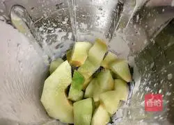 Illustration of how to make matcha yogurt fruit cup 9