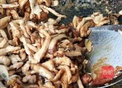 Illustration of how to make shredded mushroom and chicken noodles 9