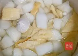 Illustration of how to make pork meatball and radish soup 6