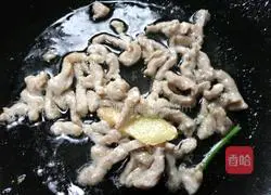 Illustration of how to make shredded pork noodles with pickled vegetables 2