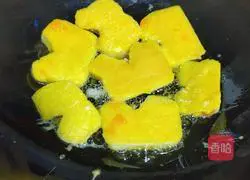 Illustration of how to make fried steamed bun slices 4