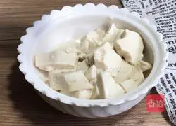 Illustration of how to make wolfberry, tofu and kelp soup 5