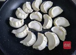 Illustration of how to make pan-fried dumplings stuffed with mushrooms, carrots and meat 14