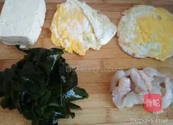 Illustration of how to make wakame, shrimp, egg and tofu soup 1