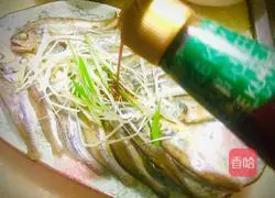 Illustration of how to make steamed small yellow croaker 6
