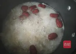 How to make peach gum and white fungus soup Illustration 4
