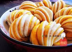 Illustration of how to make two-color flower rolls 12