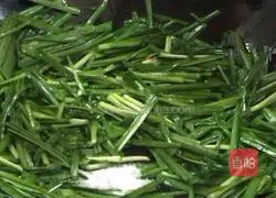 Fried eggs with leeks and broad beans Illustration of how to do it 12