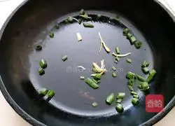 Illustration of how to make loofah egg soup 5