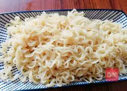 Illustration of how to make fried instant noodles 3