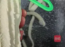 Illustration of how to make shaved noodles (magic flour) 5