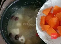 Illustration of how to make beef bone and lotus root soup 12