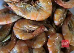 Illustration of how to make salted egg yolk and salt and pepper shrimp noodles 3