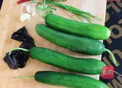 Illustration of how to pat cucumbers 1