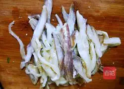 Illustration of how to make three shredded cold dishes 10