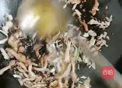 Illustration of how to make fried noodles with spicy pepper and shredded pork 4