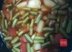 Illustration of how to make braised noodles with potatoes and beans 8