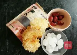 Illustration of how to cook white fungus with peach gum 1